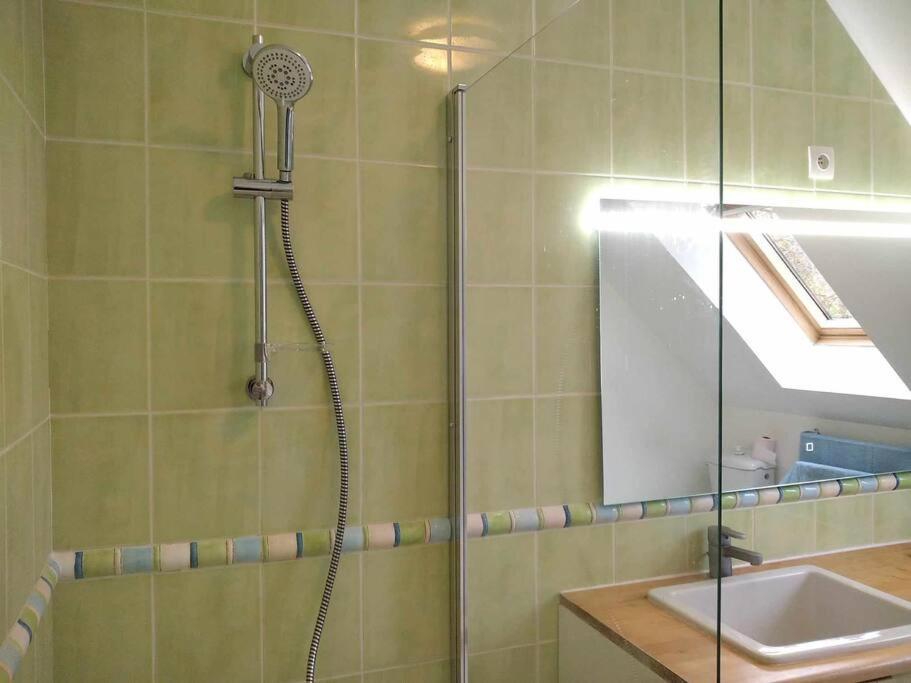 L Etablissement Gold Beach Propose 1 Hebergement , Maison 80M2 Avec Terrain 500M2, Parking Prive A 4 Min Du Port Artificiel D Arromanches, Services Accueil Personnalise, Lits Faits, Serviettes, Menage, Netflix, Wifi Ryes 외부 사진