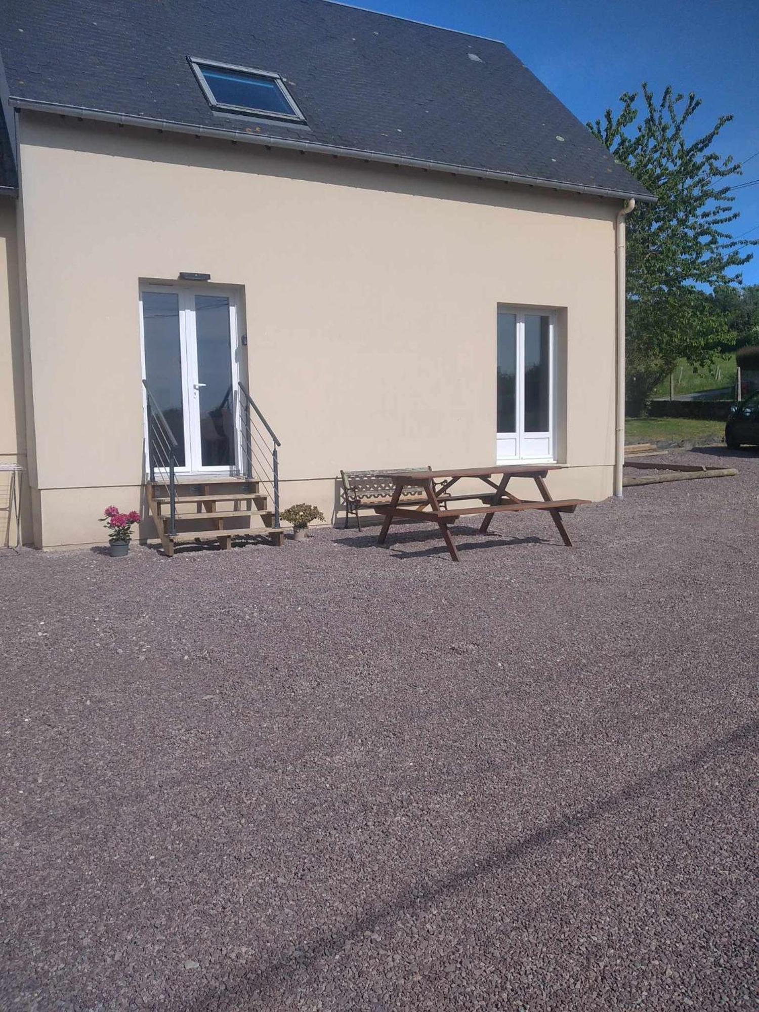 L Etablissement Gold Beach Propose 1 Hebergement , Maison 80M2 Avec Terrain 500M2, Parking Prive A 4 Min Du Port Artificiel D Arromanches, Services Accueil Personnalise, Lits Faits, Serviettes, Menage, Netflix, Wifi Ryes 외부 사진